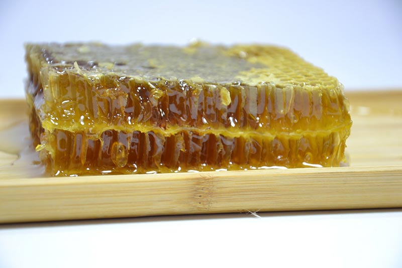 عسل طبیعی چند درصد قند دارد و هر کدام از آنها چه ویژگی هایی دارند؟