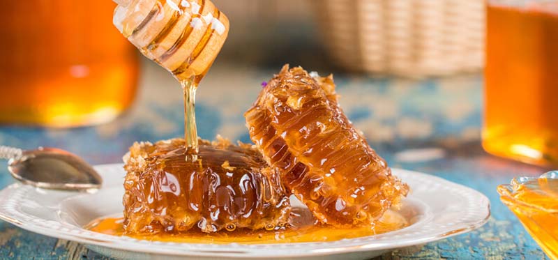 عسل چه ویتامینی دارد و آیا این ویتامین ها برای سلامتی مفید هستند؟